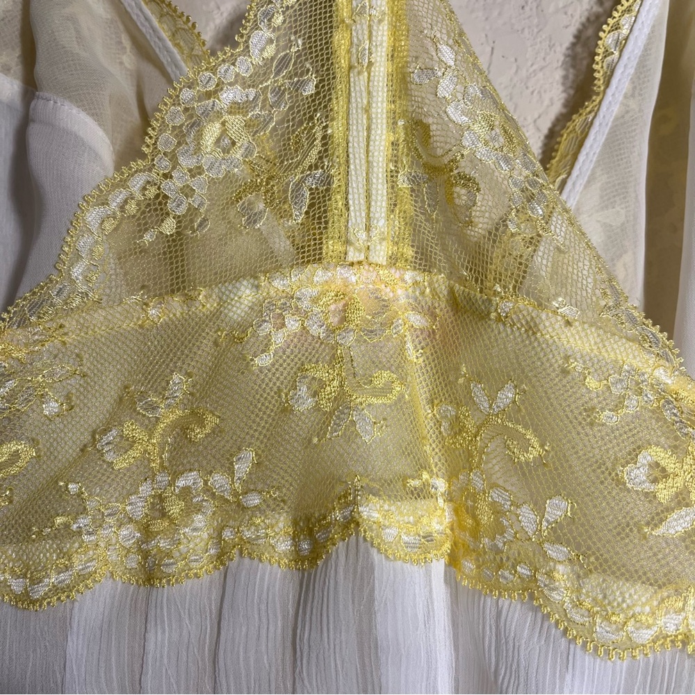 Victoria's Secret White Pleated Babydoll Chemise with Yellow Lace Trim SZ L - Picture 8 of 10